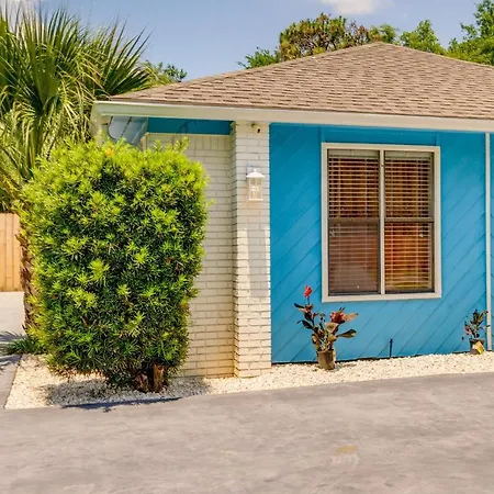 Gulf Breeze Vacation Rental For 2 With Pool Access!